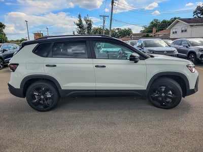 2025 Volkswagen Taos 1.5T SE Black